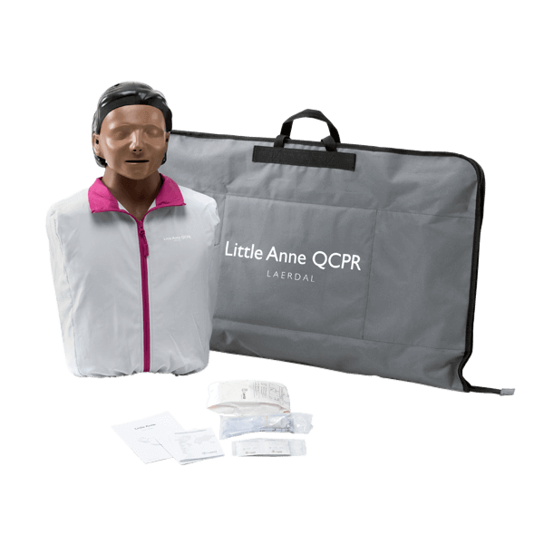 HLR docka teknisk översikt med Little Anne QCPR och tillbehör i en grå väska.