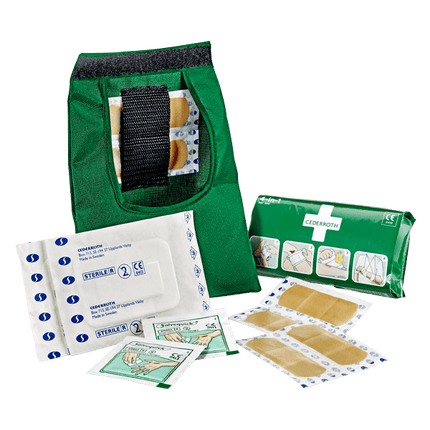 Cederroth första hjälpen kit liten med plåster och sårtvättare i en grön väska.