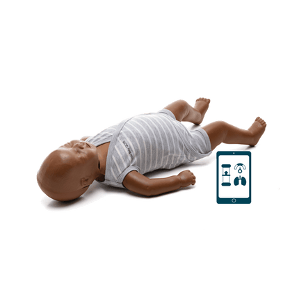 Little Baby QCPR mörk hud docka ligger ner med en smartphone som visar HLR-återkoppling.