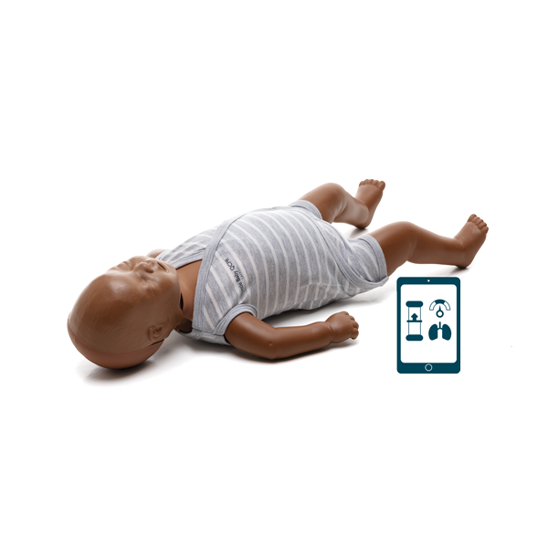 Little Baby QCPR mörk hud docka ligger ner med en smartphone som visar HLR-återkoppling.