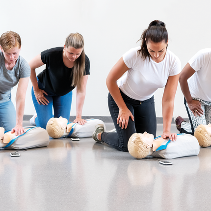 HLR-docka Little Junior QCPR används i utbildning för hjärt-lungräddning av flera deltagare.