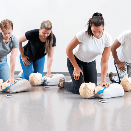 HLR-docka för barn med väska används av deltagare under HLR-träning.