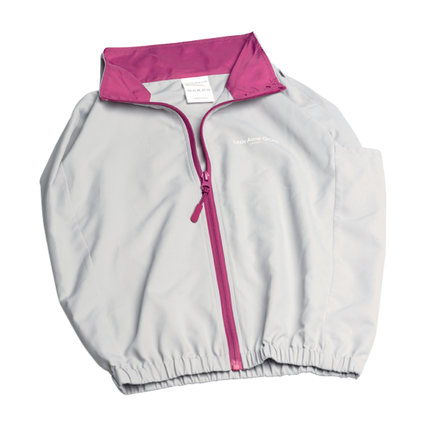 Jacka till Little Anne HLR-docka i grått med lila detaljer och dragkedja.