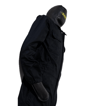 Räddningsdocka vuxen i svart dräkt, designad för realistiska övningar och livräddning. Multifunktionell och säker.