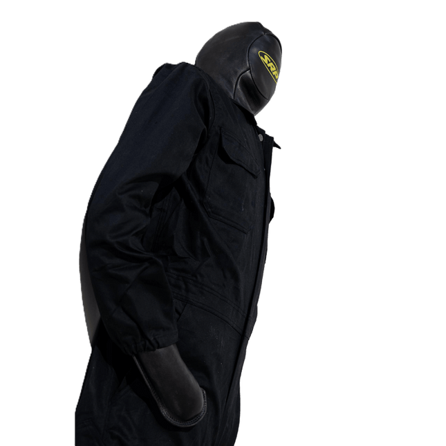 Räddningsdocka vuxen i svart dräkt, designad för realistiska övningar och livräddning. Multifunktionell och säker.