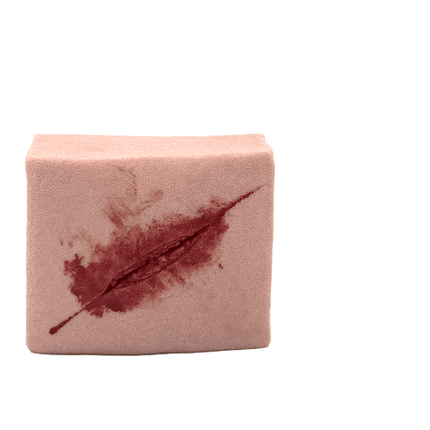 Realistisk övningsmodul för knivskador med blödande sår, idealisk för första hjälpen träning.