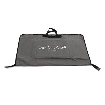 Mjukväska till Little Anne, svart med handtag, rymmer 1 st docka, perfekt för träning.